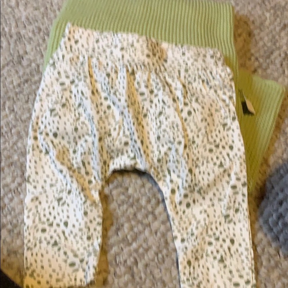 Jessica Simpson army green and white legging